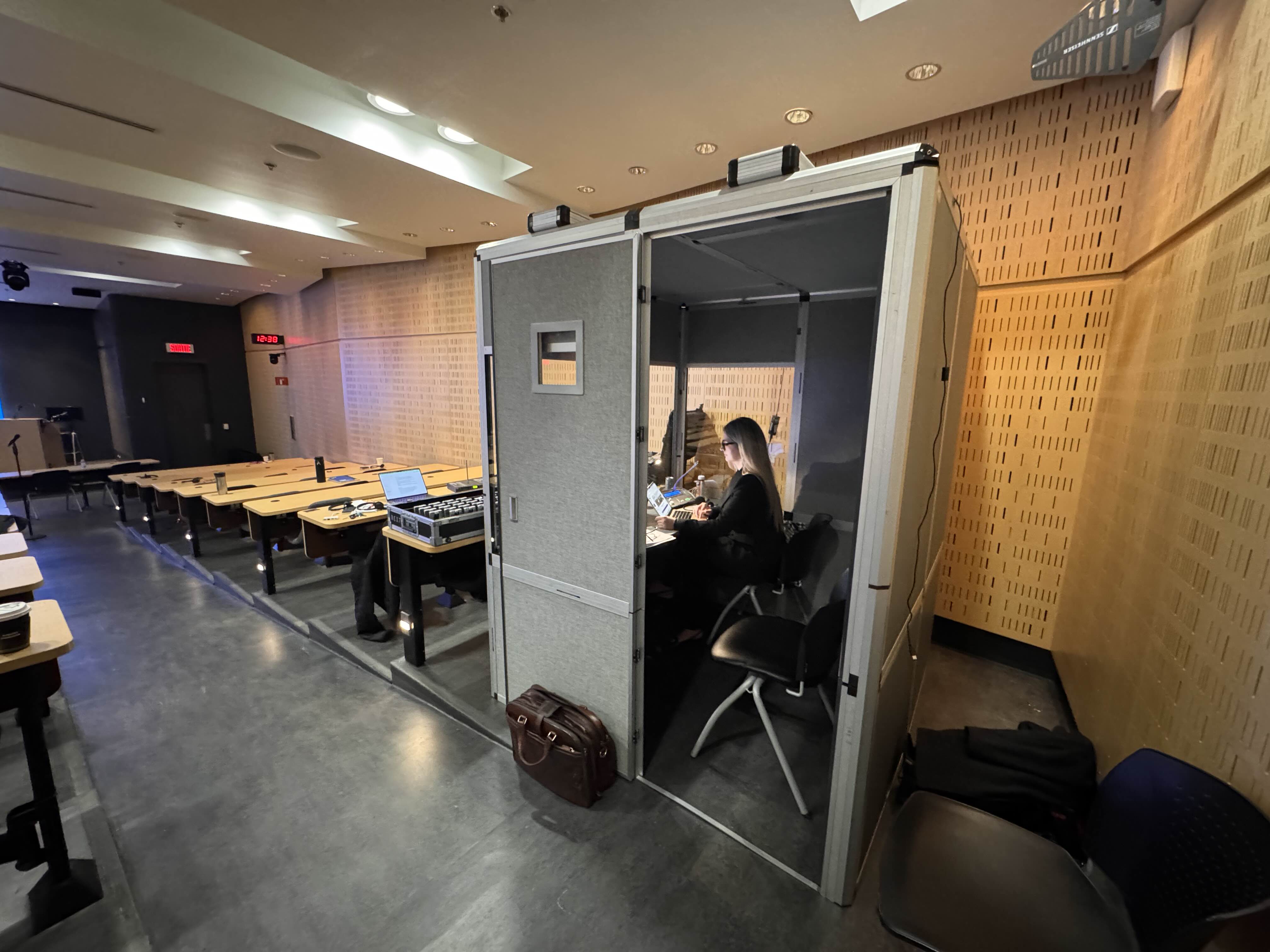 Cabine d'interprétation installée en salle de conférence